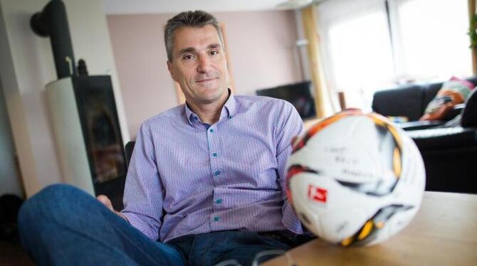 Knut Kircher sitzt in seinem Zuhause