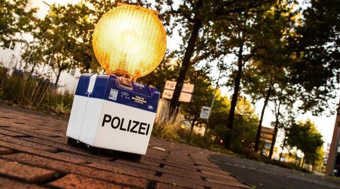Eine Warnleuchte der Polizei steht am Straßenrand Eine Warnleuchte der Polizei steht am Straßenrand