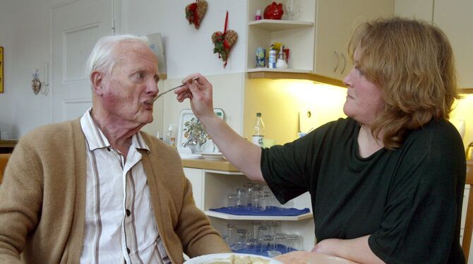 Viele ältere Menschen beschäftigen osteuropäische Hilfskräfte, um in ihren eigenen vier Wänden bleiben zu können. Die Situation