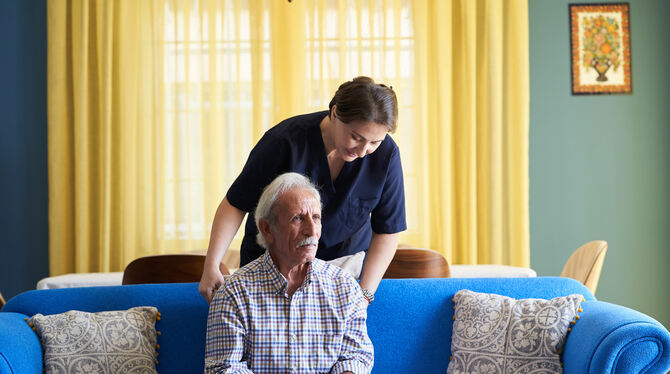 Gut versorgt zu Hause alt werden – wie im Bild dargestellt –, das wünschen sich viele Senioren. Oft ist das nur dank einer Rundu
