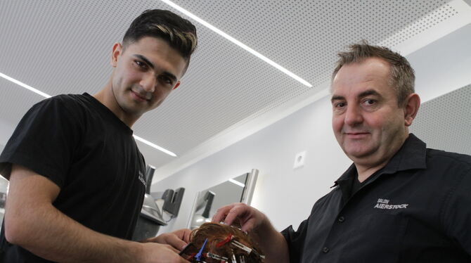 Ein Bild aus Zeiten vor dem Virus: Naweed Samadi (links) macht eine Friseur-Ausbildung bei Boris Aierstock.  FOTO: SCHRADE