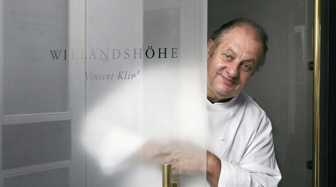 Der Chef des Sterne-Restaurants Wielandshöhe, Vincent Klink, hinter der Eingangstür seines Restaurants in Stuttgart.  FOTO: DPA