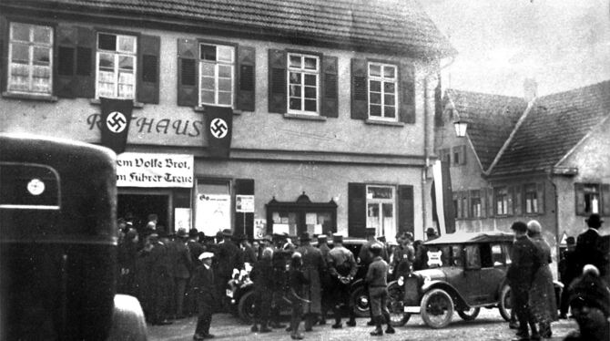 Der Anfang: das Mössinger Rathaus bei der Märzwahl 1933 mit Hakenkreuzfahne. Zwölf Jahre später war die Nazi-Herrschaft zu Ende.