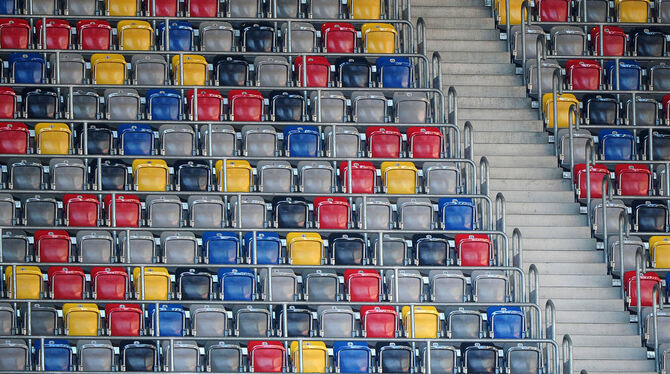 Zumindest ein wenig Farbe im Spiel auf leeren Tribünen: Weitsichtige Planung in der Düsseldorfer Fußball-Arena. FOTO: DPA