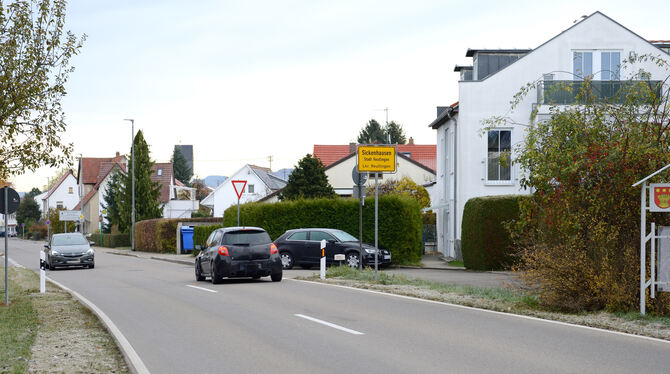 Das Ortsschild markiert für den aus Kirchentellinsfurt einfahrenden Verkehr den Beginn der Tempo-50-Zone. Doch die Bebauung entl