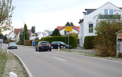 Das Ortsschild markiert für den aus Kirchentellinsfurt einfahrenden Verkehr den Beginn der Tempo-50-Zone. Doch die Bebauung entl