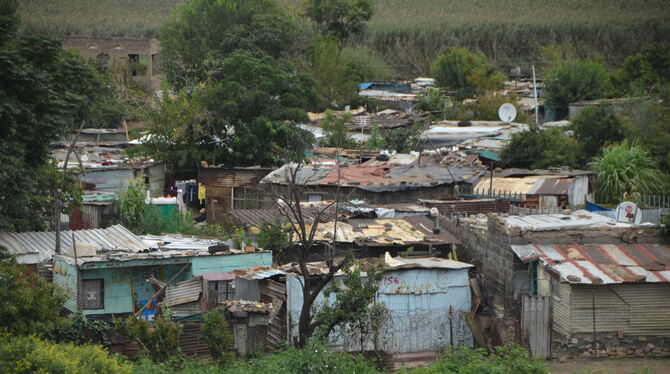 Wellblechhütten in Kliptown. Das Slumviertel ohne Schule, Klinik und fließendes Wasser gehört zu Soweto. Hier hilft ein Projekt