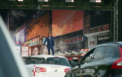 Der Kabarettist Christoph Sonntag auf der Bühne des Pfullinger Autokinos.  FOTO: LEISTER