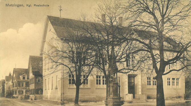 Das neue Schulhaus in der Schlossstraße in Metzingen um 1921.  FOTO: STADT