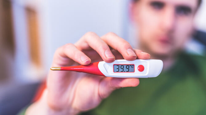 Dauerfieber mit Werten an der 40-Grad-Marke ist für viele Corona-Infizierte symptomatisch. FOTO: ADOBE STOCK