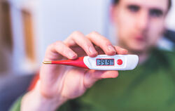 Dauerfieber mit Werten an der 40-Grad-Marke ist für viele Corona-Infizierte symptomatisch. FOTO: ADOBE STOCK 