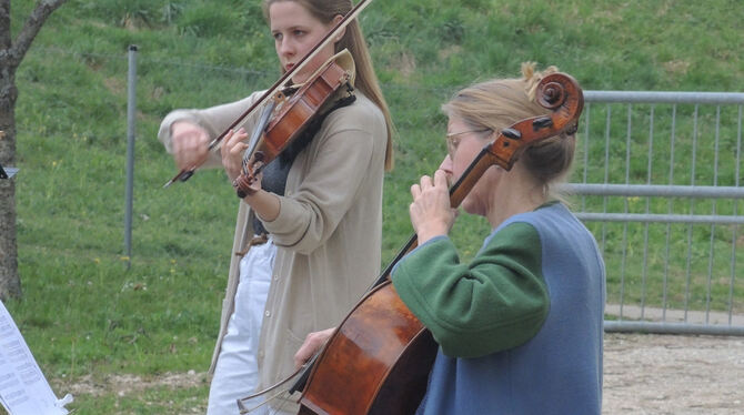 Ehrenamtliche singen und musizieren vor mehreren Pflegeheimen.  FOTO: LEBENSWERT
