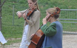 Ehrenamtliche singen und musizieren vor mehreren Pflegeheimen.  FOTO: LEBENSWERT