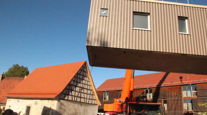 Ein Flying Space fliegt ein: Moderner Anbau für die historische Scheunenwerkstatt in Ödenwaldstetten.  FOTO: DEWALD