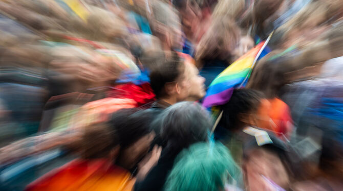 Regenbogenfahne bei einer Christopher-Street-Day-Parade (Archivbild)
