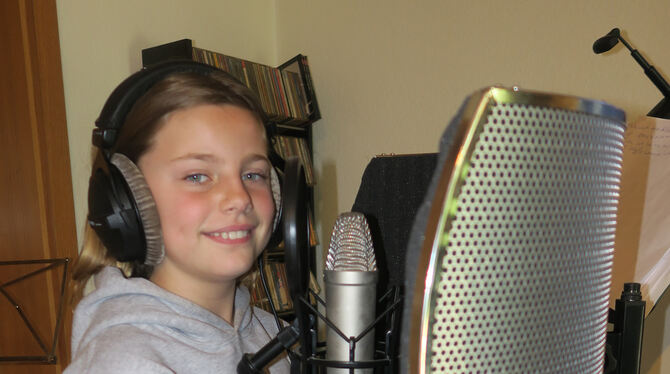 Die zehnjährige Alina Welsch hat gerade, wie viele Schüler, Unterricht zu Hause. Nebenbei singt sie im Tonstudio ihres Vaters –