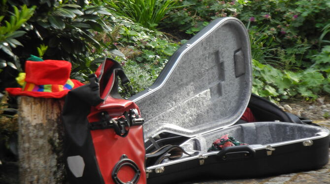 Requisiten-Ablage auf der Terrasse: In den bunten Hut wandern nachher die Spenden fürs Mini-Konzert.