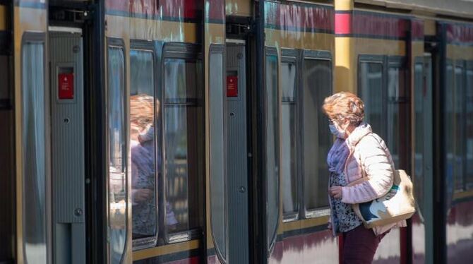 Coronavirus -mit Maske in die S-Bahn Coronavirus -mit Maske in die S-Bahn