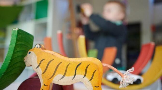 Ein Junge spielt in der Kita