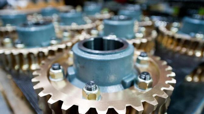 Teile eines Getriebes liegen in einer Produktionshalle