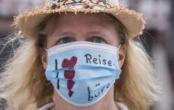 "Ich liebe Reisebüros" steht auf dem Mundschutz der Demonstrantin