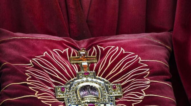 Eine Heilig-Blut-Reliquie liegt im Altar der barocken Basilika Eine Heilig-Blut-Reliquie liegt im Altar der barocken Basilika