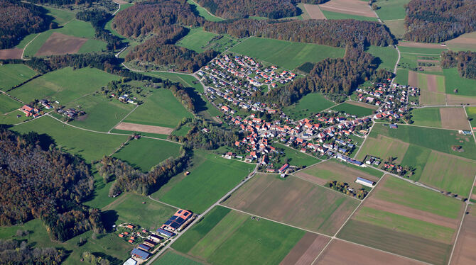 Auf den Grünflächen in der Bildmitte soll Meidelstettens neues Wohngebiet »Hofäckerweg« entstehen.  LUFTBILD: GROHE