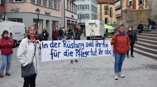 Immer auf Abstand: Teilnehmer mit Transparenten und Tafeln. Ralf Jaster (Mitte) hatte die Moderation übernommen.  FOTOS: KREIBIC