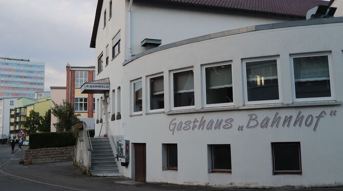 Gäste werden hier nicht mehr empfangen: Acht Wohnungen sollen in dem ehemaligen Gomaringer Gasthaus entstehen. FOTO: WALDERICH