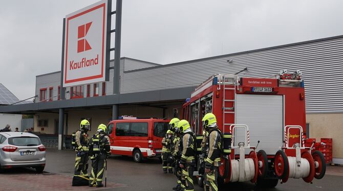 Die Feuerwehr vor dem Supermarkt in Auingen.