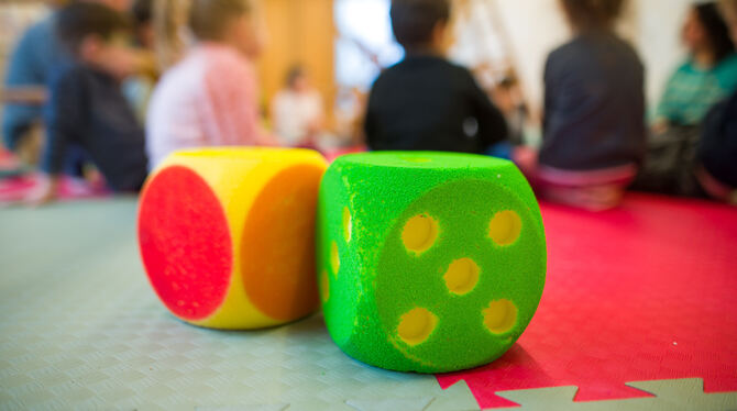 Muss gewürfelt werden? Noch fehlen die Vorgaben vom Land, wer einen der raren Kita-Plätze bekommt.  FOTO: DPA