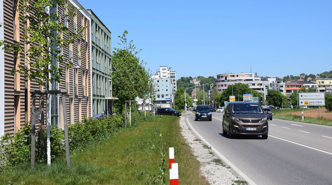 Die Durchfahrt der B 27 am Hechinger Eck (links die ersten Neubauten). Foto: Kreibich