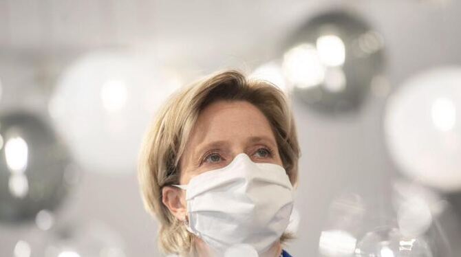 Nicole Hoffmeister-Kraut nimmt an einer Pressekonferenz teil