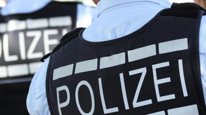 Westen tragen die Aufschrift »Polizei«