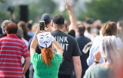 Menschen demonstrieren in Stuttgart