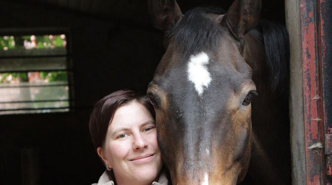 Treuer Freund: Katrin Glück mit ihrem Pferd Gabriel.  FOTO: SCHRADE