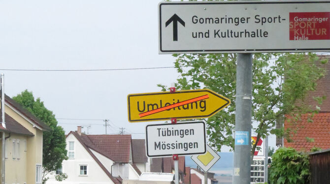 Am Montag wird’s ernst: Dann ist der rote Balken auf dem Umleitungsschild in der Tübinger Straße weg.  FOTO: FÖRDER