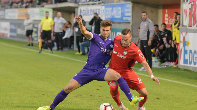 Hier noch Rivalen, nächste Saison möglicherweise in einem Team: Ion-Paul Fratea (links/FC Nöttingen) und Luca Wöhrle.  FOTO: BAU