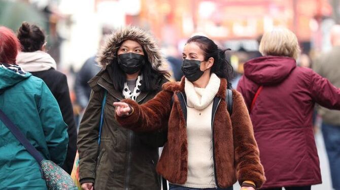 Passanten mit Mundschutz