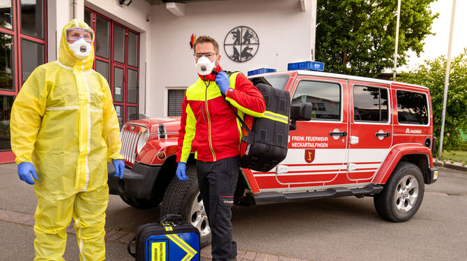 Die beiden Feuerwehrmänner Andreas Kuhn und Sebastian Kurz sind als First Responder in Neckartailfingen aktiv. Für Einsätze währ