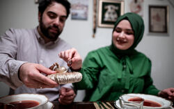 Dieses junge Paar, Rabia und Yusuf Simsek, trifft sich normalerweise fast jeden Abend zum Fastenbrechen mit Freunden und der Fam