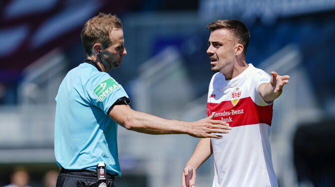 Haben Gesprächsbedarf: Philipp Förster vom VfB Stuttgart diskutiert mit Schiedsrichter Sascha Stegemann.  FOTO: DPA