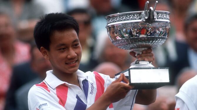 Präsentiert nach seinem Triumph bei den French Open 1989 stolz den Pokal: Michael Chang.  FOTO: WITTERS