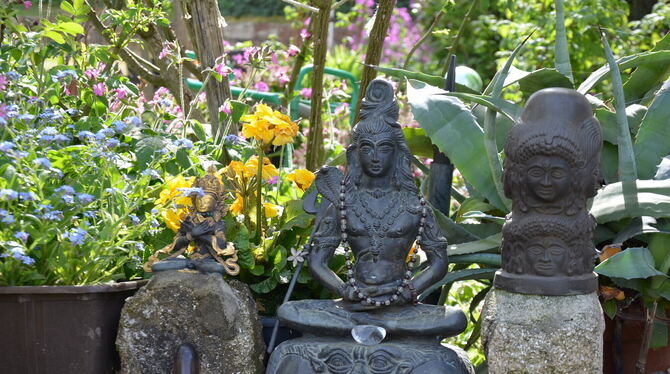 In zahlreichen Eninger Gärten strahlen Buddha-Figuren Ruhe aus. FOTO: HAILFINGER