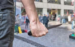 Messer Blaulicht Symbolbild