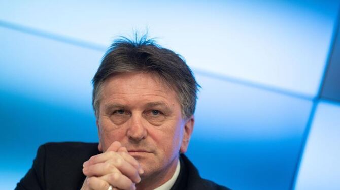 Manne Lucha (Grüne) nimmt an einer Pressekonferenz teil