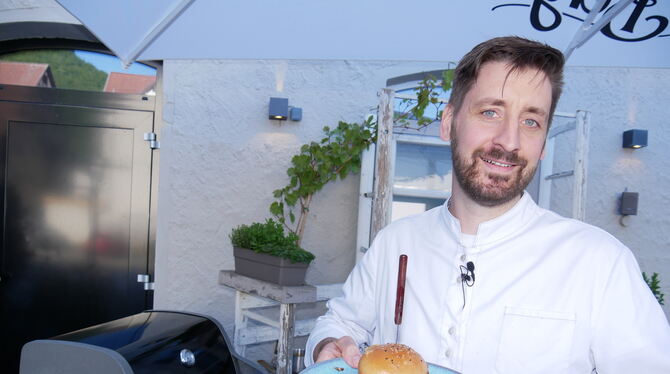 Der Herr des Wilden Mannes: Michael Bischoff präsentiert einen Klassiker der Barbecue-Küche – einen Pulled Pork Burger.  FOTOS: