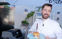 Der Herr des Wilden Mannes: Michael Bischoff präsentiert einen Klassiker der Barbecue-Küche – einen Pulled Pork Burger.  FOTOS: 