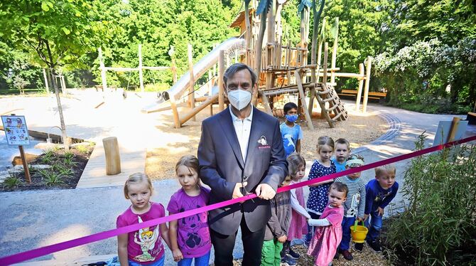 Direktor Thomas Kölpin mit seinen Töchtern Scarlett und Aurora (von links) und weiteren Wilhelma-Kindern bei der Eröffnung des k