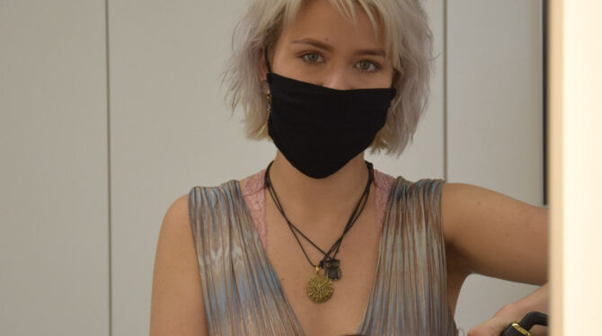 Beim Frisieren gilt die Maskenpflicht. Nele Alvermann, Lehrling des Monats März, hat sich mittlerweile daran gewöhnt. FOTO: WALD